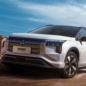 RA MẮT MITSUBISHI AIRTREK - SUV TO NGANG OUTLANDER, NỘI THẤT NHƯ XE TƯƠNG LAI, SẠC MỘT LẦN ĐI 520 KM